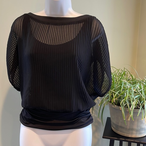 WH|BM Top - Picture 2 of 5